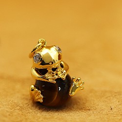 SV925　珠を抱える金色カエル　ペンダント　　【659-437】 1枚目の画像