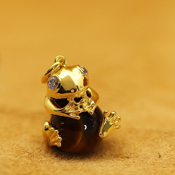 最安値に挑戦 SV925 一番人気物 珠を抱える金色カエル 659-437 ペンダント