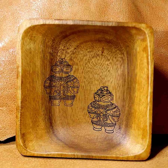 遮光器土偶を彫った　木のお皿 (659-417) 1枚目の画像