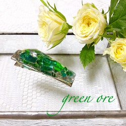 ステンドガラス細長鉱石のヘアークリップ・green ore 1枚目の画像