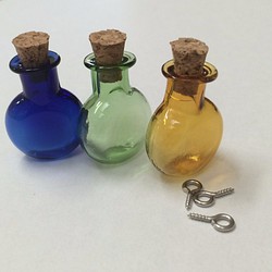 3個セット　アンティーク風ガラスボトルのセット　コルク・ヒートン付 1枚目の画像