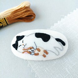 【受注制作】お昼寝猫さんのふっくら刺繍ブローチ　~うさぎさんといっしょ~ 1枚目の画像