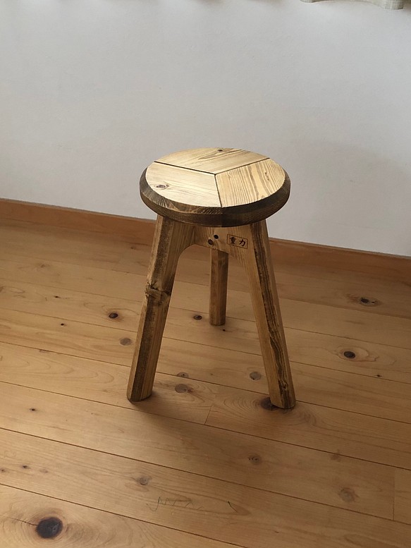 【木の丸椅子】木製三脚スツール［茶］