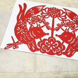 剪紙入りブックカバー(文庫サイズ)『赤い花畑』 1枚目の画像