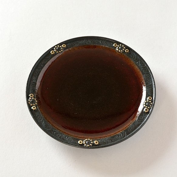 京焼　宮里絵美作　金彩鉄釉貼花文「豆皿」 1枚目の画像