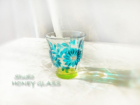 ブルーグリーンの花柄グラス　（絵付けグラス） 再販 1枚目の画像