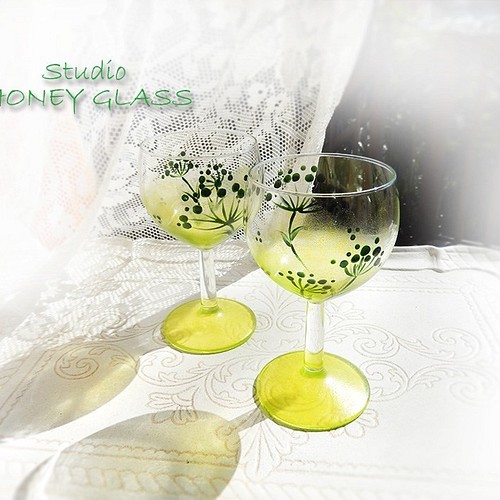 丸い花柄のワイングラス グリーン イエローグリーン 絵付けガラス グラス カップ 酒器 Studio Honey Glass 通販 Creema クリーマ ハンドメイド 手作り クラフト作品の販売サイト