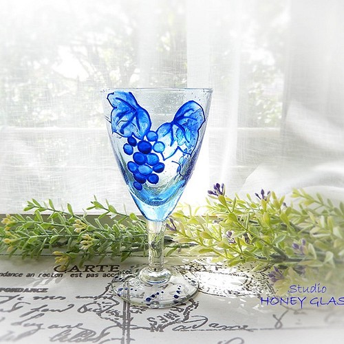 青い葡萄柄のワイングラス Bluegrape 絵付けガラス グラス カップ 酒器 Studio Honey Glass 通販 Creema クリーマ ハンドメイド 手作り クラフト作品の販売サイト