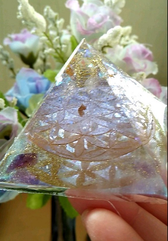 ミニピラミッドオルゴナイト〜フラワー・オブ・ライフ 1枚目の画像
