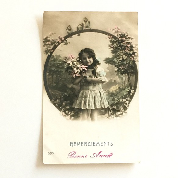 アンティークポストカード｜花束と少女（フランス） 1枚目の画像