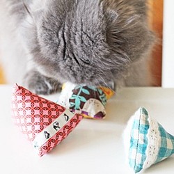 迷你貓墊 Sankaku 和 Shikaku ｜ 貓薄荷 / 獼猴桃粉貓玩具 第1張的照片