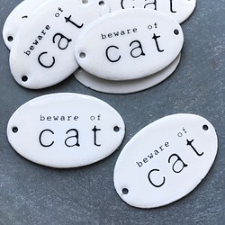 ホーロー製タグ（エナメルプレート） 2ケ入｜beware of cat（ネコがいます・ネコにご注意） 1枚目の画像