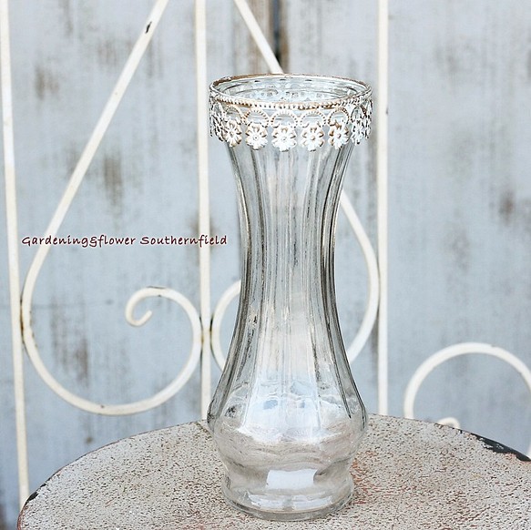 フラワーベース 花瓶 アンティーク調 レースパターンスチール グラスベース 1枚目の画像