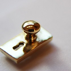 門把手針胸針＃130復古黃銅黃銅配鑰匙孔。正統的金色金色閃耀 第1張的照片