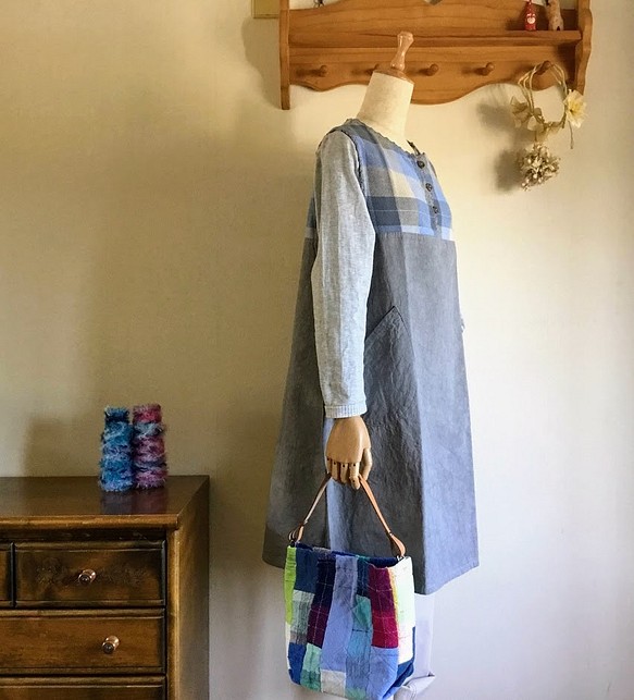手織りとハーフリネンのバルーンジャンバースカート（グレイッシュ水色チェックM～Lサイズ） 1枚目の画像