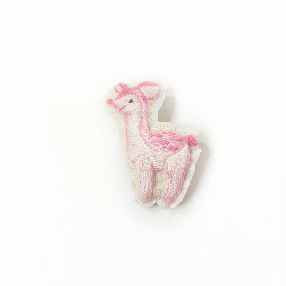 ピンクの子鹿さん手刺繍ブローチ 1枚目の画像