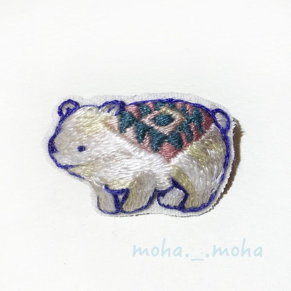 ネイティブ柄のクマさん手刺繍ブローチ(ブルー) 1枚目の画像