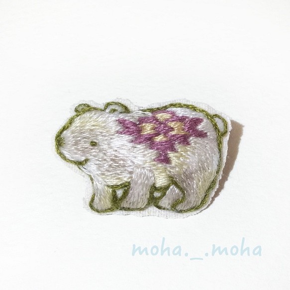 ネイティブ柄のクマさん手刺繍ブローチ(グリーン) 1枚目の画像