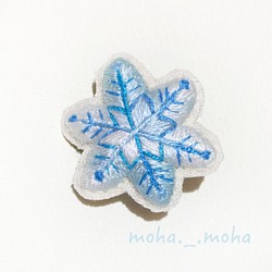 雪の結晶 手刺繍ブローチ 1枚目の画像