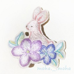 お花畑のウサギさん手刺繍ブローチ 1枚目の画像