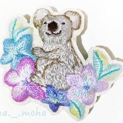 お花畑のコアラさん手刺繍ブローチ 1枚目の画像