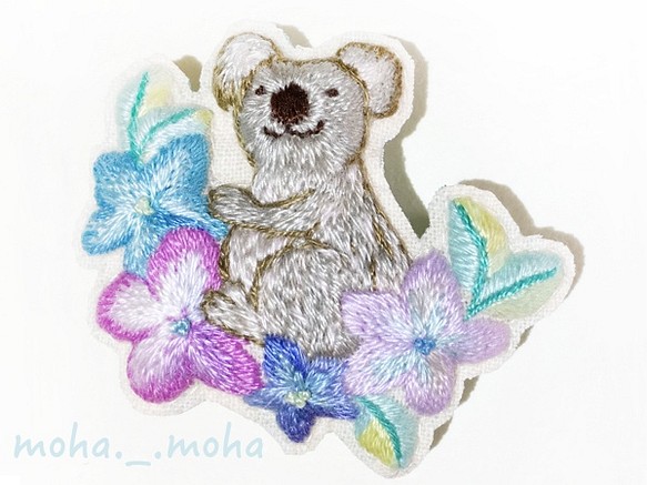 お花畑のコアラさん手刺繍ブローチ 1枚目の画像