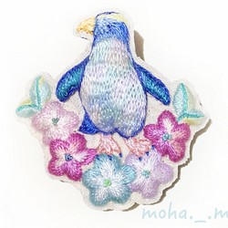 お花畑のペンギンさん手刺繍ブローチ 1枚目の画像