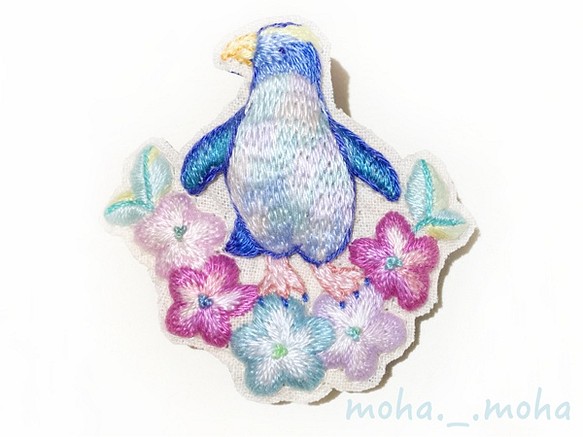 お花畑のペンギンさん手刺繍ブローチ 1枚目の画像
