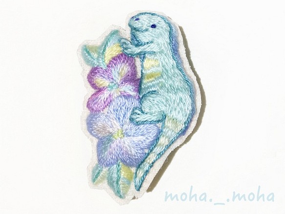 お花畑のイグアナさん手刺繍ブローチ 1枚目の画像