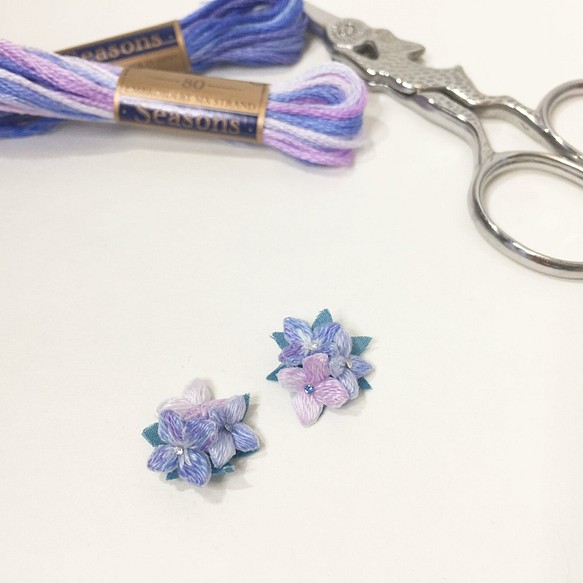 小さな紫陽花みっつ 立体刺繍ピアス/イヤリング(薄紫) 1枚目の画像
