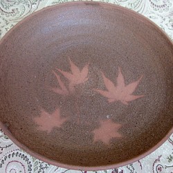 もみじ柄中皿（陶器・赤土） 1枚目の画像