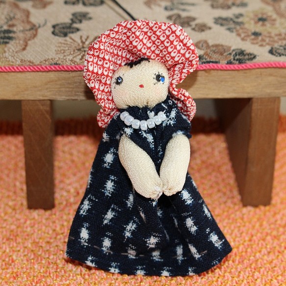 文化人形 古布ブローチ ストラップ 女の子 正絹 絣 ちりめん 和布 ネイビー 1枚目の画像