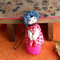 文化人形 古布ブローチ ストラップ 女の子 正絹 ちりめん 絞り染 ピンク 1枚目の画像