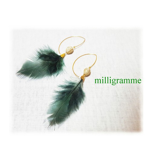 2wayフェザーの変形ピアス(グリーン) ピアス（その他） milligramme