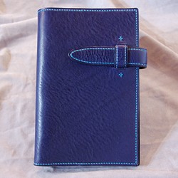 帶可選線的海軍皮革筆記本（聖經尺寸） 第1張的照片