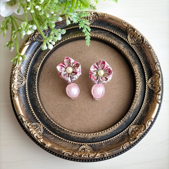 飴ちゃん風ビーズが可愛いピンクのお花のイヤリング 1枚目の画像
