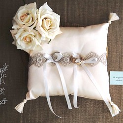 tassel ring pillow:アンティークホワイトのタッセルリングピロー 1枚目の画像