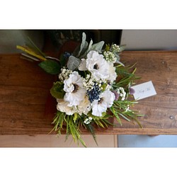 'Anemone clutch bouquet'アネモネとオリーブのクラッチブーケ 1枚目の画像