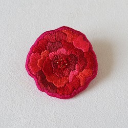 赤い花のブローチ 1枚目の画像