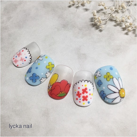 Nail 007 レトロネイル たくさんのお花イラスト 手書き ネイルチップ ネイルシール Lycka Nail Accessory 通販 Creema クリーマ ハンドメイド 手作り クラフト作品の販売サイト