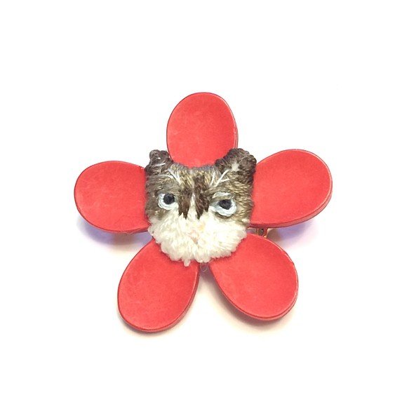 ネコと花のブローチ 猫の顔を刺繍しかわいい花のボタンに付けてブローチに仕上げました。ＮＨ-3 1枚目の画像