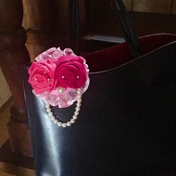 鞄に付ける『バッグ・コサージュアクセサリー　ピンクローズ』 1枚目の画像