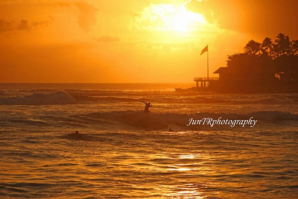 【Stoked in Sunset】ハワイ海の写真　サーフィン　ビーチ　ヤシの木　南の島　夕陽　風景写真　マットフレーム 1枚目の画像