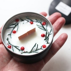赤い実のソイキャンドル　缶入り　無香料　リース　プレゼント　キャンドル　ウッドウィック　マットブラック　 1枚目の画像