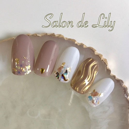 ベージュとホワイトのシェル うねうねネイル ゴールドミラー仕上げ ネイルチップ ネイルシール Salon De Lily 通販 Creema クリーマ ハンドメイド 手作り クラフト作品の販売サイト