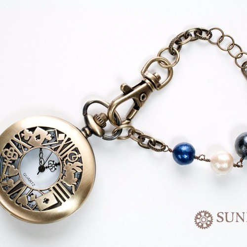 懐中時計バッグチャーム】アリスウサギと鍵とトランプと 腕時計 SUNNY 