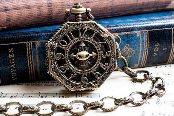 機械式手巻懐中時計 ネコ顔八角形フレーム アンティークゴールド オリジナル懐中時計チェーン付属 1枚目の画像