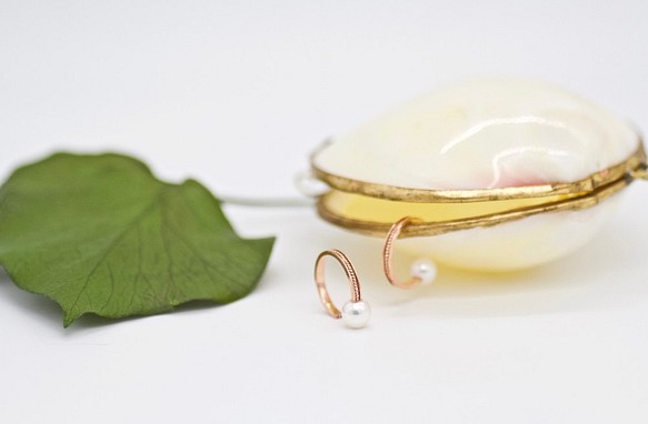 真珠とミル打ちのイヤーカフス片耳（Silver/PinkGoldコーティング） 1枚目の画像