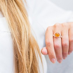 アンバー（琥珀）のジュエリー　リング Dainty Floral Amber Ring 1枚目の画像