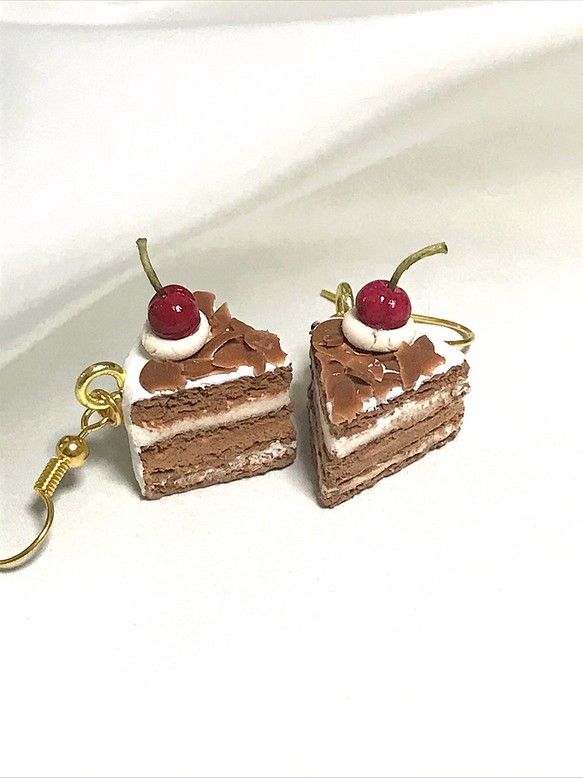 【再販】ほんのりビターなチェリーチョコケーキのピアス 1枚目の画像